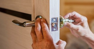 Установка и замена дверной ручки в Верхней Пышме от 277 руб. – Мастер24, монтаж фурнитуры, недорого